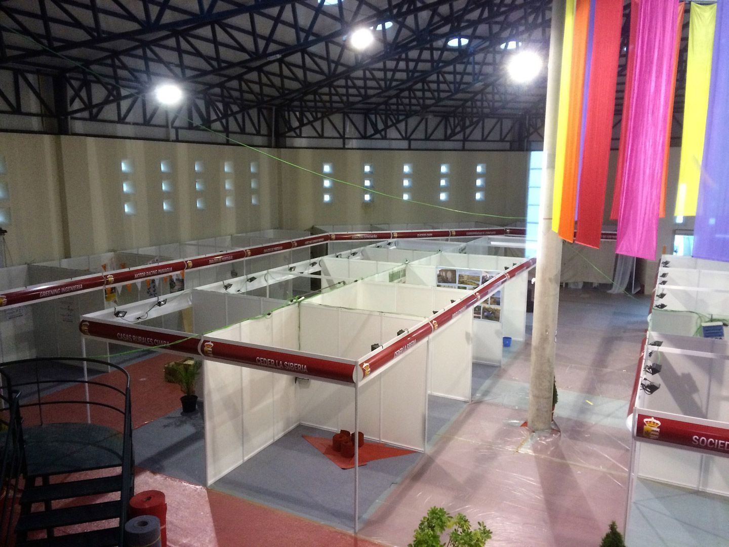 Stand modular de alquiler para eventos, mostrando un diseño flexible y personalizado con elementos modulares adaptables, gráficos de marca, y una estructura profesional, ideal para exposiciones y ferias.