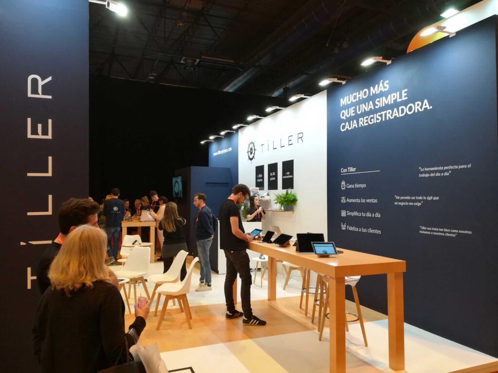 Diseño de stands publicitarios innovadores para ferias, destacando elementos de marca y diseño profesional.