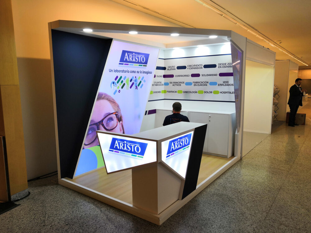 Un stand de feria farmacéutica diseñado a medida por ADAM EXPO STAND, que muestra elementos de diseño innovadores, gráficos vibrantes y características interactivas, ideal para atraer a los asistentes en eventos y exposiciones del sector farmacéutico.